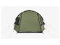 Ein grünes Zelt mit einem Fenster und einer ausziehbaren Markise.