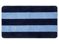 Eine blaue und dunkelblaue Badematte mit Streifen.