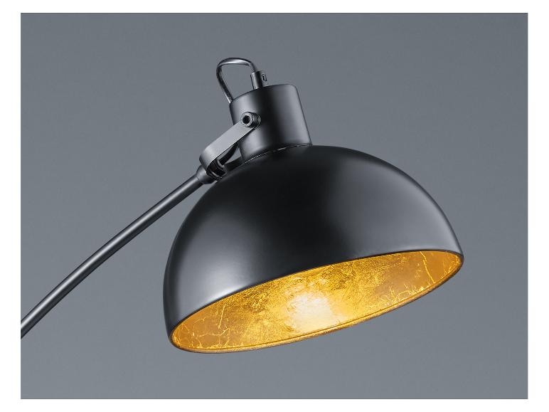 Schwarze Lampe mit halbkugelförmigem Schirm und goldenem Inneren, an einer Stange hängend.