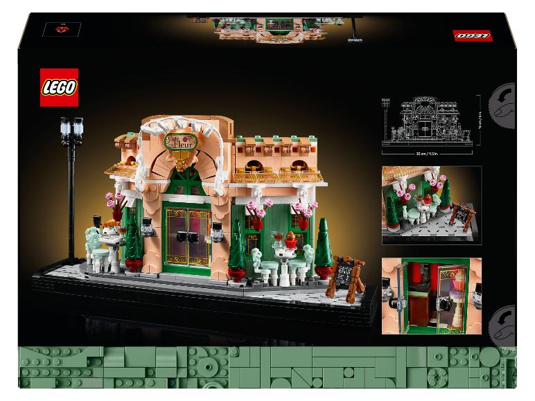 Ein LEGO-Set eines Cafés namens „Café Fleur“ mit Außensitzplätzen, einer Straßenlaterne und detailliertem Interieur.
