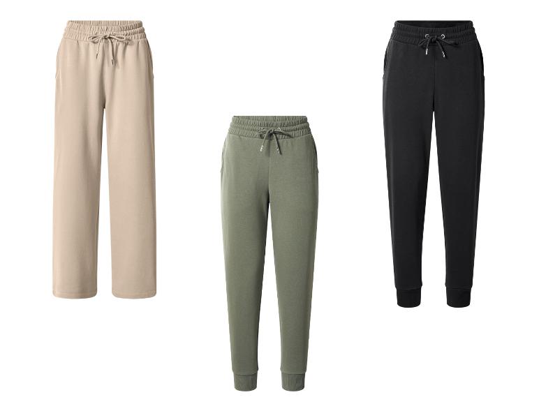 Drei Jogginghosen: beige weite, grüne und schwarze mit Bündchen.