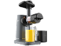 Slow Juicer mit Messbecher voller Orangensaft und einem Fruchtfleischbehälter.