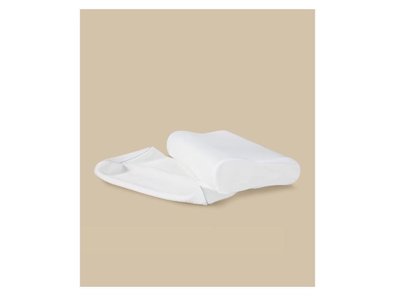 Weißes ergonomisches Kissen und sein Bezug auf beigem Hintergrund.