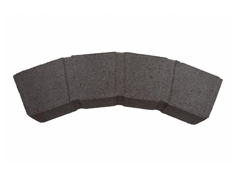 Gebogene graue Rasenkante aus Beton