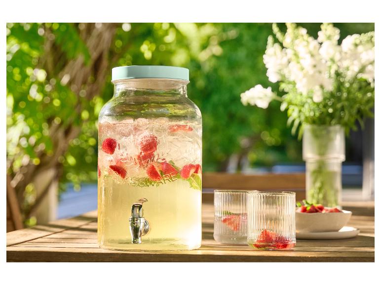 Glassware Getränke-Spender und Gläser mit Erdbeer-Infusion.