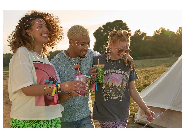 Festivalbesucher mit bedruckten Shirts und Glitzerbechern.