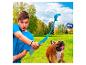 Junge spielt mit Hund und Ballwerfer im Park.