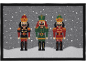 Weihnachtsfußmatte mit drei Nussknackerfiguren in einer Schneelandschaft.