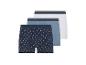 Drei Boxershorts: eine mit Ankermuster, eine hellblau, eine weiß.