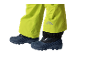 Gelbe Skihose und Stiefel für Kinder.