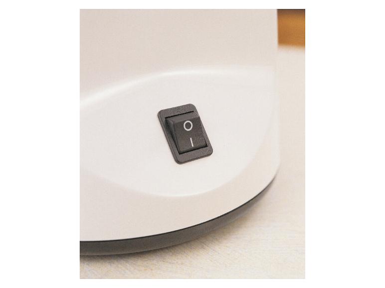 Nahaufnahme eines schwarzen Wippschalters an einem weißen Gerät.