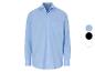 Ein hellblaues Hemd mit langen Ärmeln und einer Brusttasche.