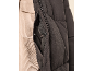 Dunkelbraune Steppjacke mit beigem Cordhemd darunter.