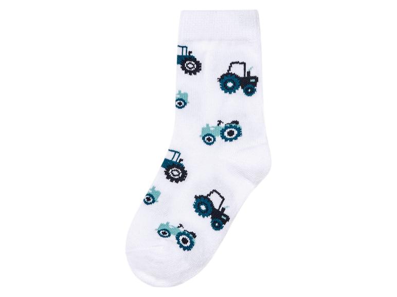 Weiße Kindersocken mit Traktor-Motiv.