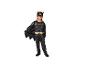 Kind im Batman-Kostüm, schwarzer Overall mit gelbem Fledermaus-Logo und Gürtel.