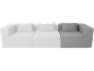 Dreisitzer-Sofa mit zwei weißen und einem grauen Abschnitt, mit Rückenkissen.
