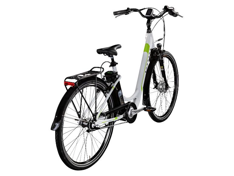 Weißes und grünes Zündapp E-Bike mit Gepäckträger und Lichtern, auf weißem Hintergrund.