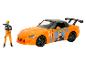 Ein oranges Spielzeugauto mit Naruto-Motiv und einer Naruto-Figur.