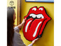 Eine Frau hängt ein LEGO Kunstwerk mit der Rolling Stones Zunge an die Wand.