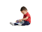 Ein Kleinkind spielt mit einem VTech Baby-Tablet.