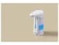 Ein weißer automatischer Seifenspender mit blauer Flüssigseife auf beigem Hintergrund.