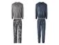 ESMARA MEN Nicki-Pyjama: graues Oberteil mit karierter Hose und blaues Oberteil mit passender Hose.