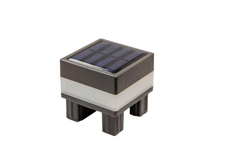 Quadratische, grau-weiße Solar-Gartenleuchte mit Solarpanel oben.