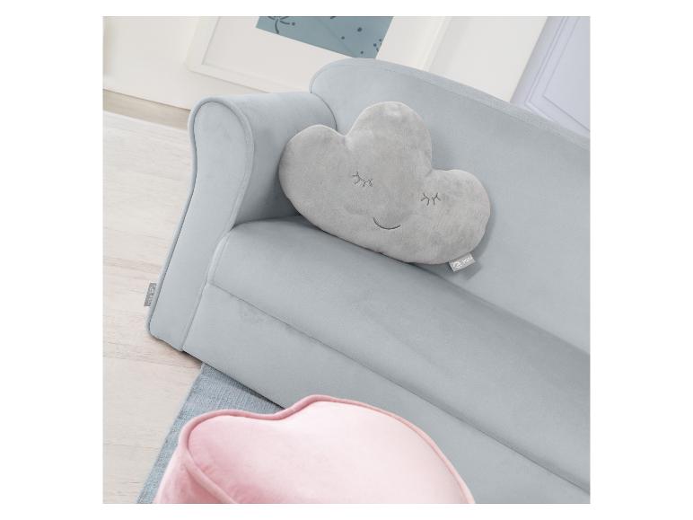 Ein hellgraues Kindersofa mit einem wolkenförmigen Kissen und einem rosa herzförmigen Kissen auf einem Teppich.