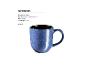 Blaue Keramiktasse mit schwarzer Innenseite, Maße: 9 cm Durchmesser, 10 cm Höhe, 400 ml Fassungsvermögen.