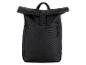 Schwarzer Rolltop-Rucksack mit Reißverschlusstasche vorne und Tragegriff oben.