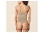 Frau in beigem Shapewear-Body mit Spaghettiträgern, Rückansicht.