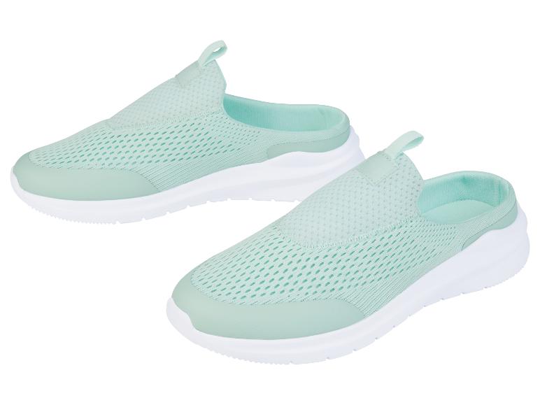 Ein Paar leichte, mintgrüne, Netz-Slipper.