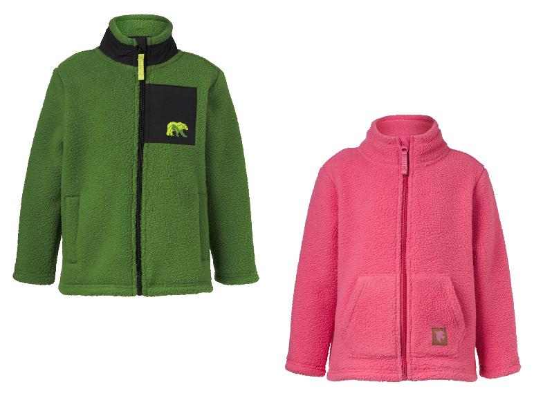 Grüne und pinke Kinder-Fleecejacken mit Reißverschlüssen und Taschen.