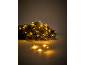 Weihnachtsgirlande mit warmweißen LED-Lichterketten auf dunklem Hintergrund.