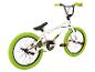 Weißes BMX-Fahrrad mit grünen Reifen und Griffen