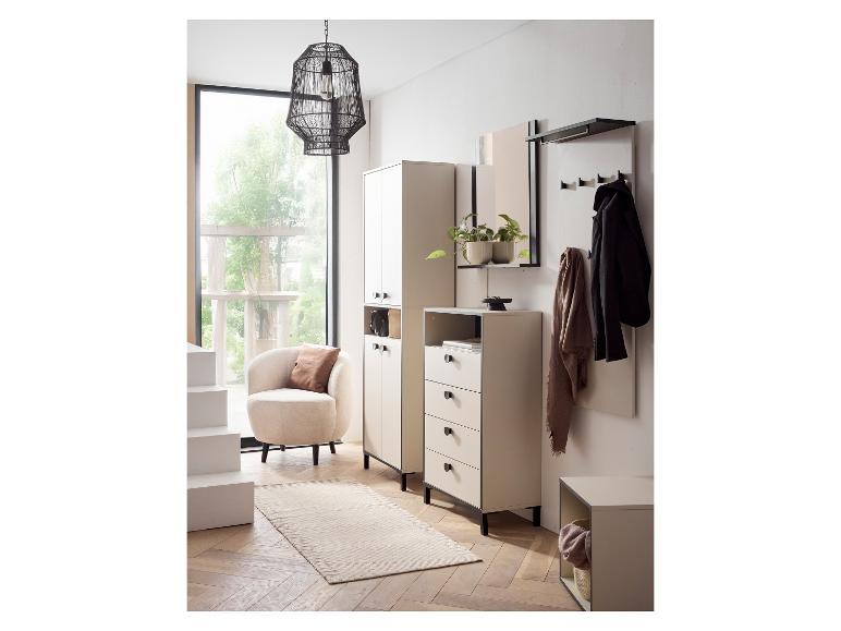Moderner Eingangsbereich mit Schränken, Kommode, Wandgarderobe und Sessel.