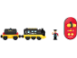 Spielzeugeisenbahn mit Waggon, Lokführerfigur und roter Fernbedienung.