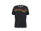 Schwarzes T-Shirt mit rotem und gelbem Zickzack-Streifenmuster auf der Brust.