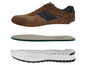 Braune Wildledersneaker mit Einlegesohle und weißer Außensohle.