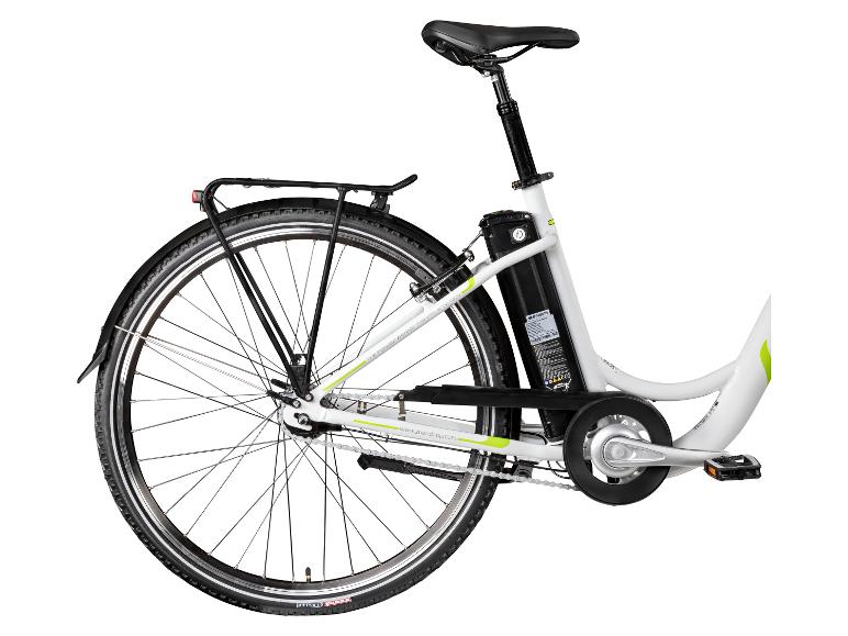 Hinterer Teil eines weißen E-Bikes mit Gepäckträger, Akku und Pedalen.