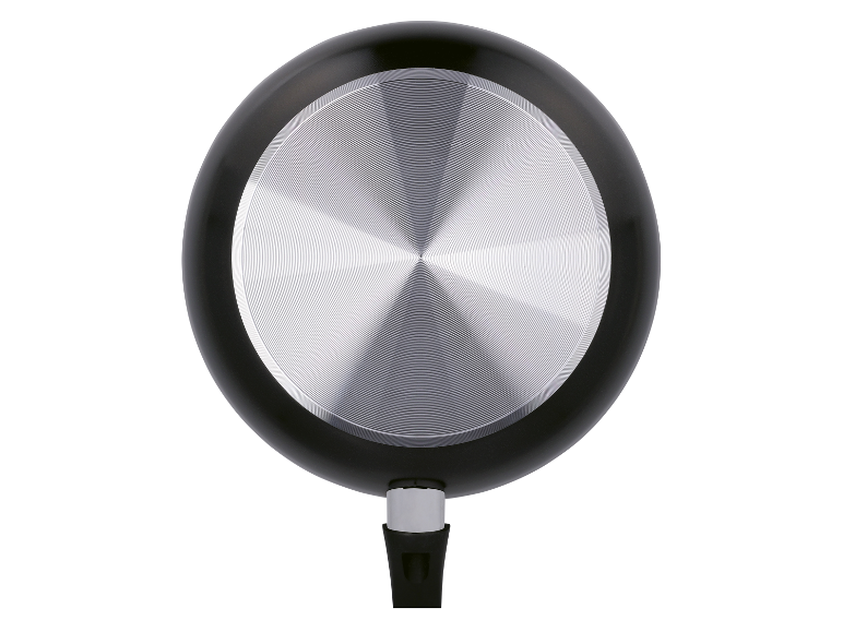 Eine schwarze Pfanne mit glänzendem Edelstahlboden.