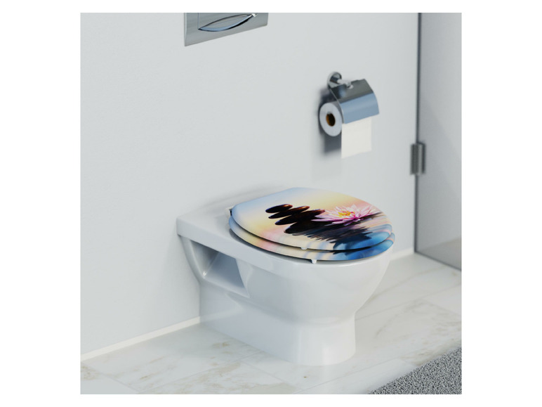 Eine Toilette mit einem Deckel mit einem Wasserlilien- und Steinmotiv.