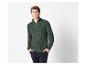 Mann in einem grünen Pullover mit Reißverschluss.