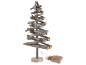 Dekorativer Weihnachtsbaum aus Holz mit Lichtern und Sternen, daneben ein Jutesäckchen.