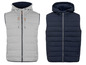 Zwei Herrenwesten mit Kapuze, eine graue und eine dunkelblaue.