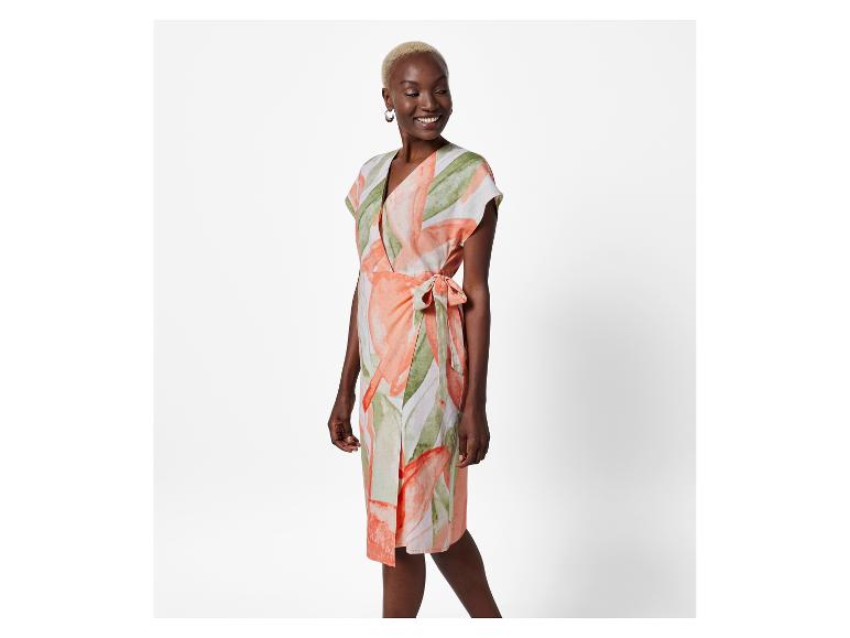 Wickelkleid mit Blumenmuster, sommerlicher Stil.