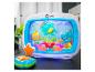 Baby Einstein Aquarium-Spielzeug mit Meerestieren und Lichtern, auf einem dunklen Tisch.