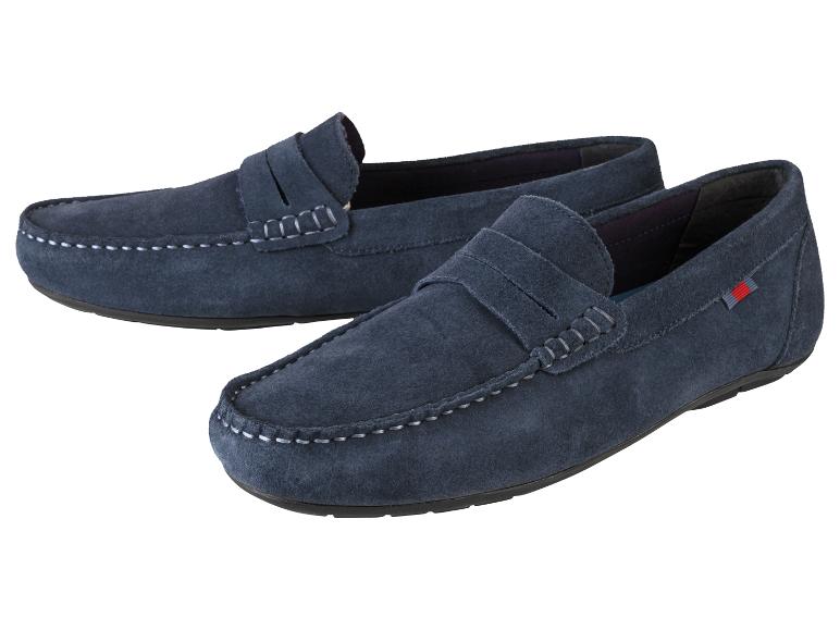 Zwei Paar blaue Wildlederschuhe.