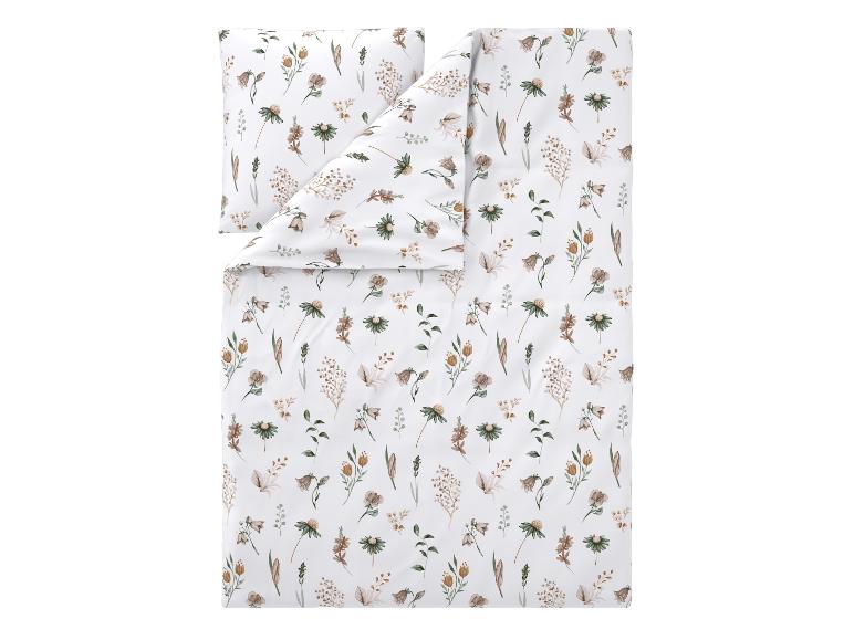 Weiße Bettwäsche mit Kissen- und Bettbezug, verziert mit einem Muster aus zarten braun-grünen Blumen und Blättern.