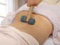 Eine Frau erhält eine Massage mit einer Holzrolle mit Spikes.